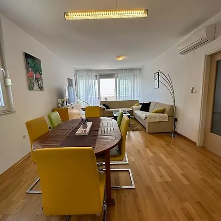 Apartment Yellow Turtle Makarska