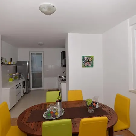 Apartment Yellow Turtle Makarska