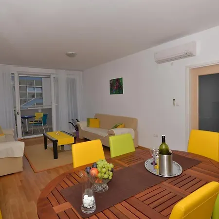 Yellow Turtle Apartment *